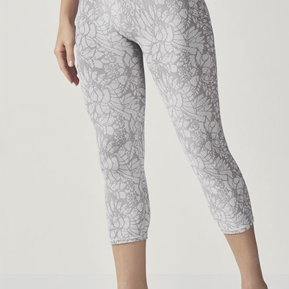 Fabletics Gray Seamless Printed Capris